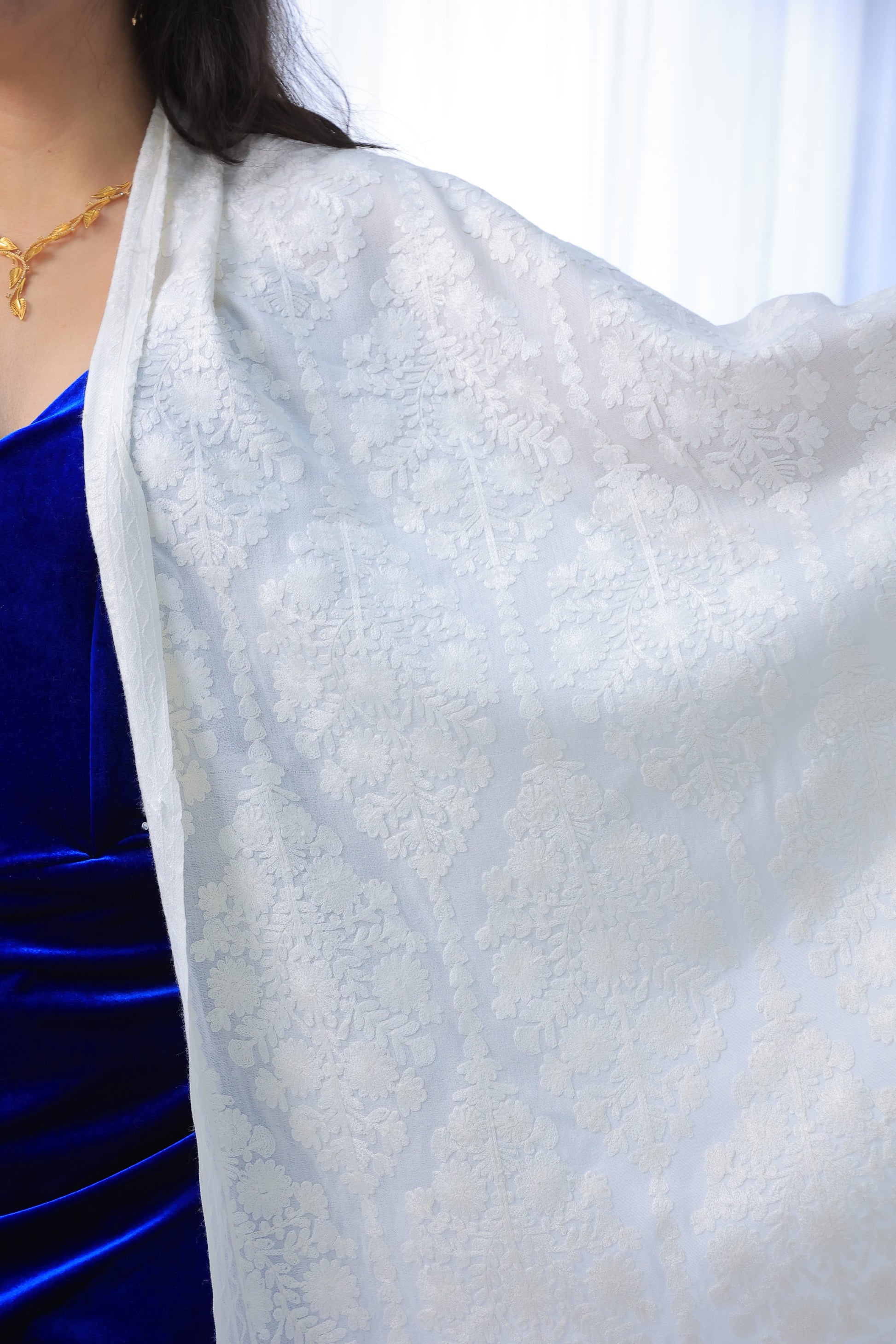 NEW Pure White Clean Elegant Luxury Beautiful Winter Shawl Shaal Classy Circle Prestigious Damask Patterns Accessories Floral Flower Bouquet Gift One of A  Kind Design Rare Unique