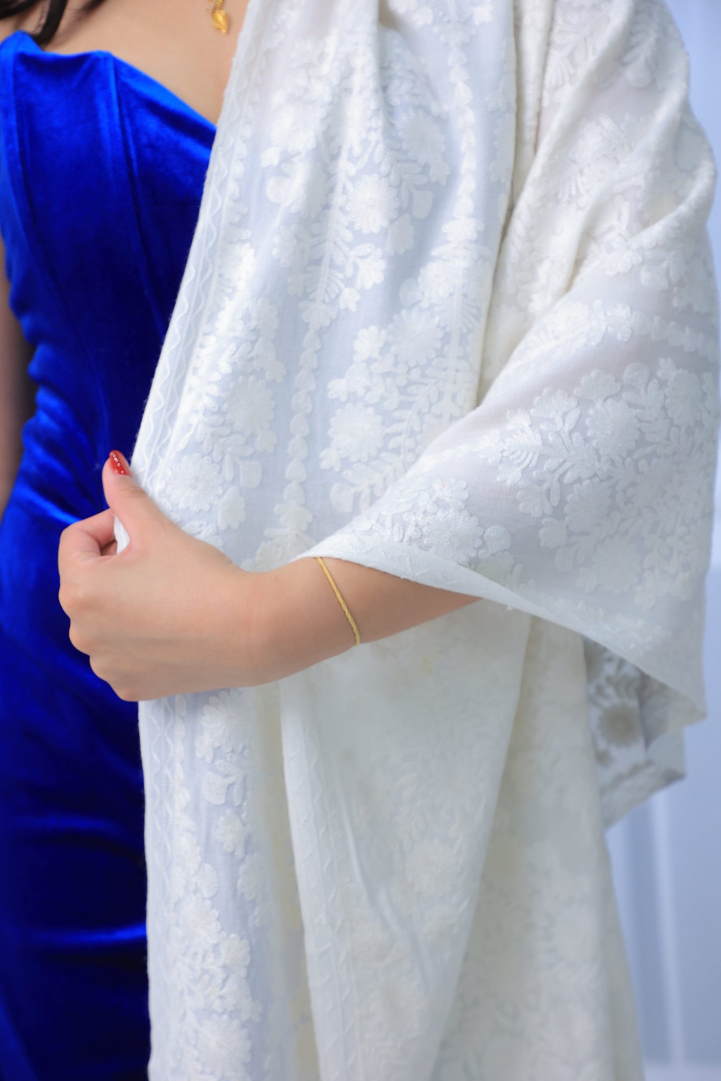 NEW Pure White Clean Elegant Luxury Beautiful Winter Shawl Shaal Classy Circle Prestigious Damask Patterns Accessories Floral Flower Bouquet Gift One of A  Kind Design Rare Unique