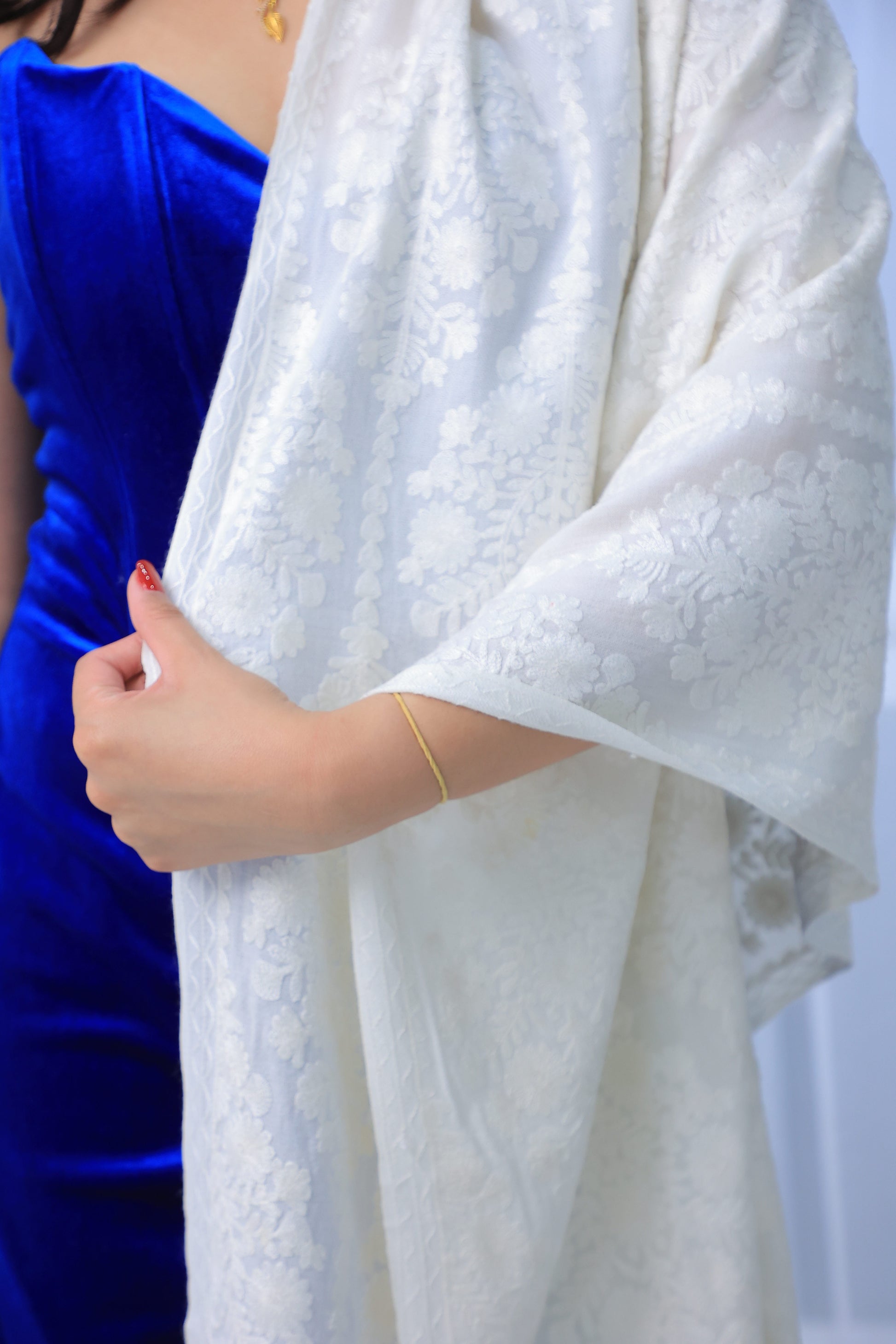 NEW Pure White Clean Elegant Luxury Beautiful Winter Shawl Shaal Classy Circle Prestigious Damask Patterns Accessories Floral Flower Bouquet Gift One of A  Kind Design Rare Unique