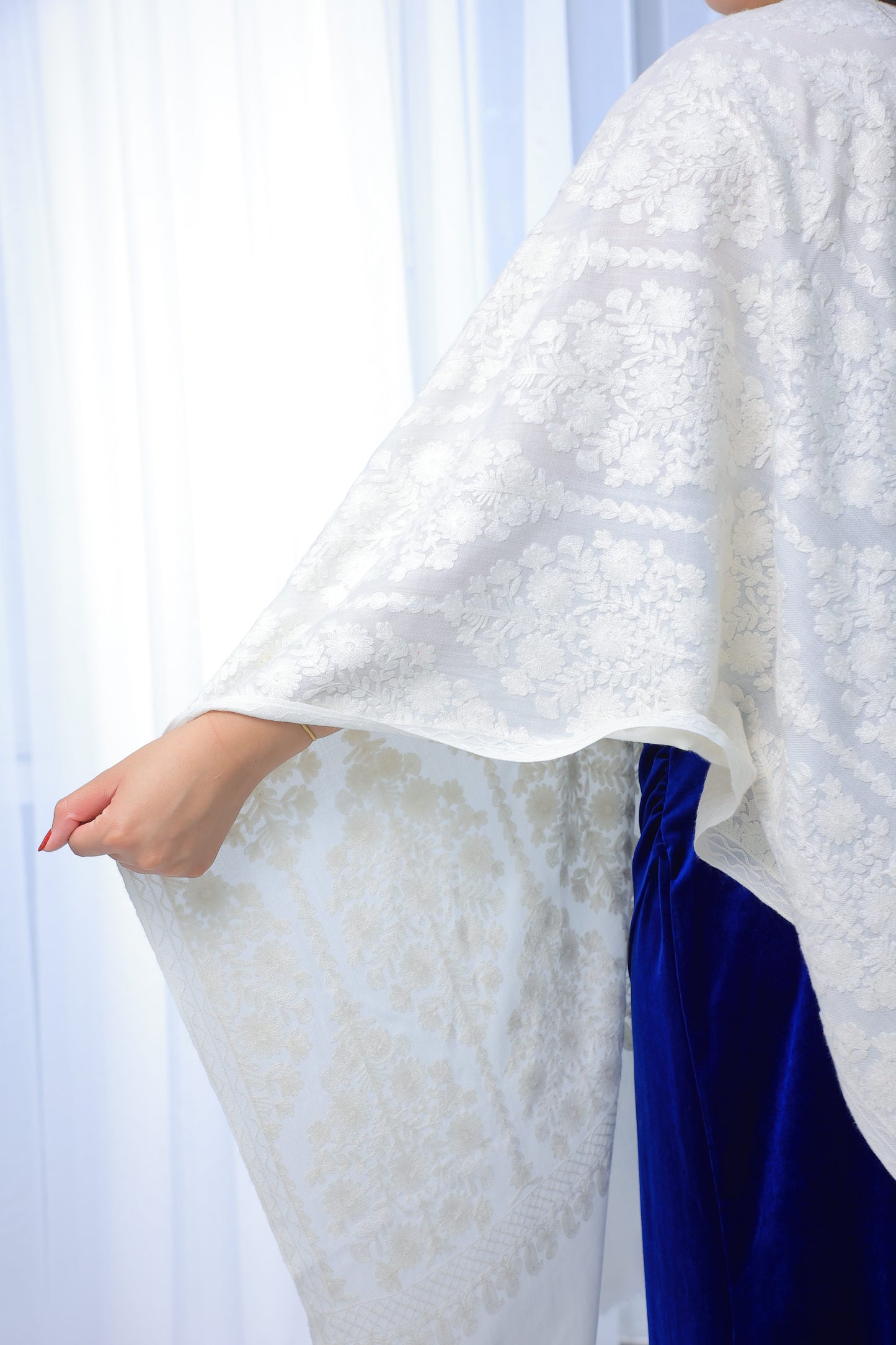 NEW Pure White Clean Elegant Luxury Beautiful Winter Shawl Shaal Classy Circle Prestigious Damask Patterns Accessories Floral Flower Bouquet Gift One of A  Kind Design Rare Unique