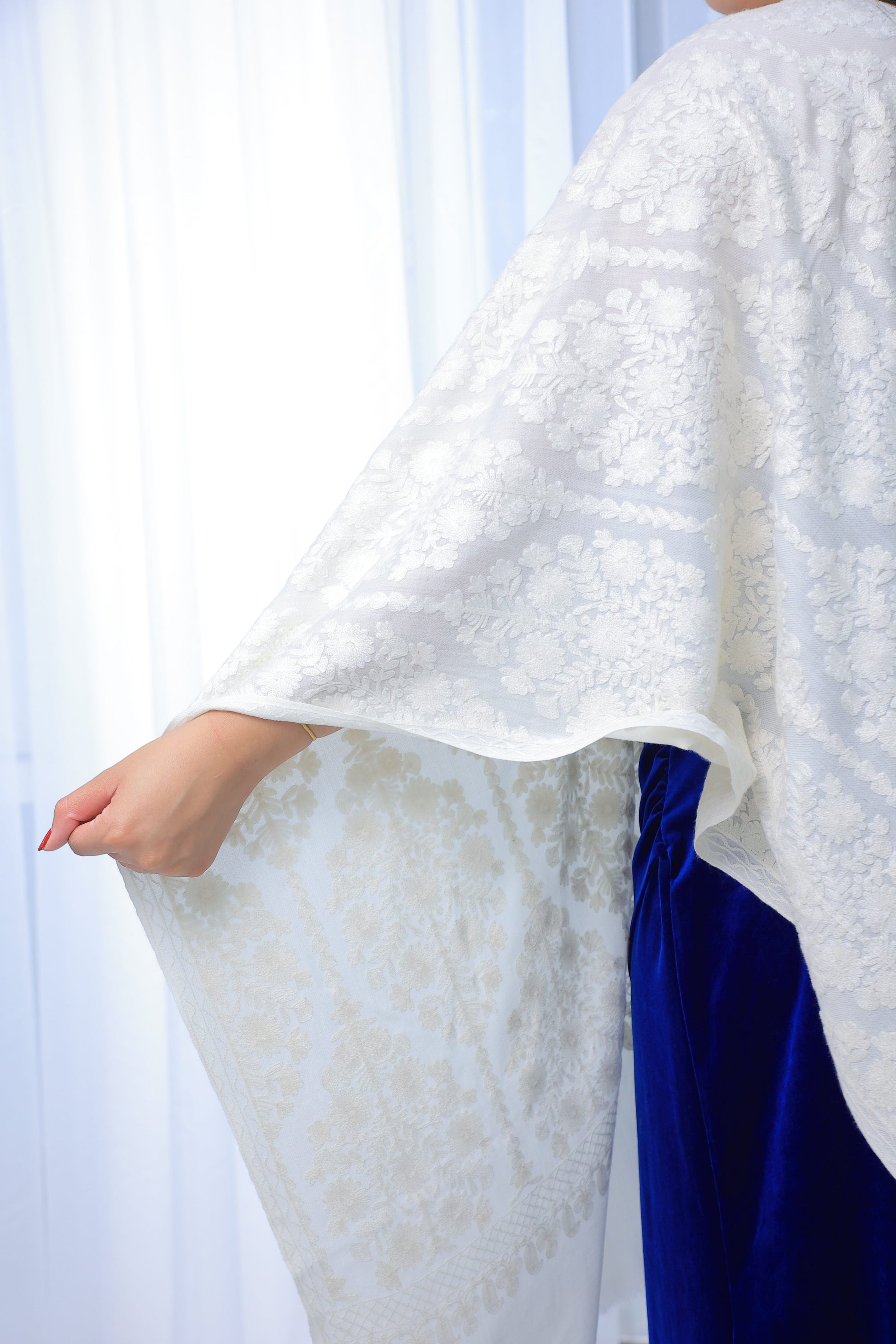 NEW Pure White Clean Elegant Luxury Beautiful Winter Shawl Shaal Classy Circle Prestigious Damask Patterns Accessories Floral Flower Bouquet Gift One of A  Kind Design Rare Unique