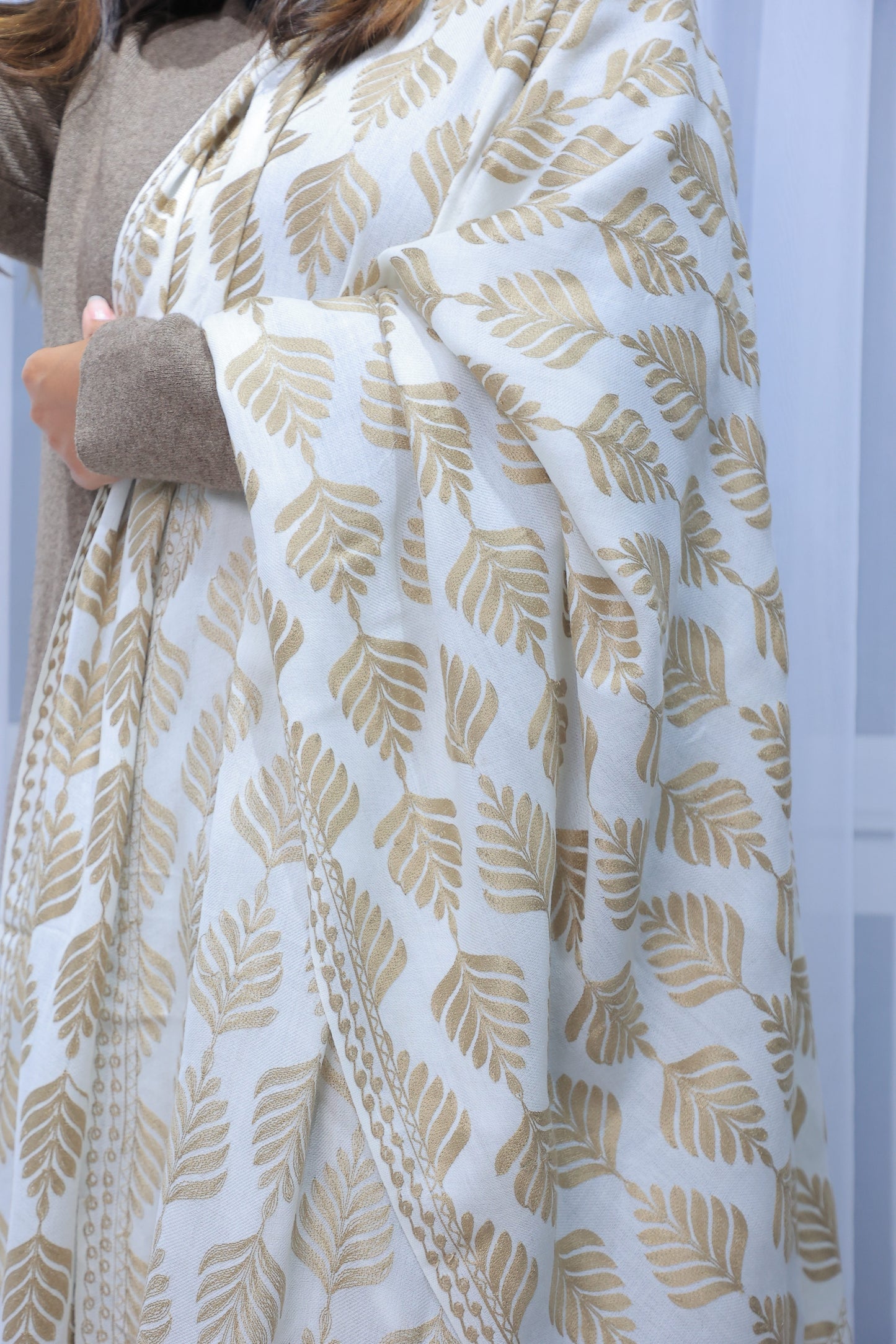 NEW Pure Elegant Luxury Beautiful Winter Shawl Shaal Classy Floral flora leaves laurel Prestigious Damask branch nature Patterns Accessories one of a kind brown white beige gold golden