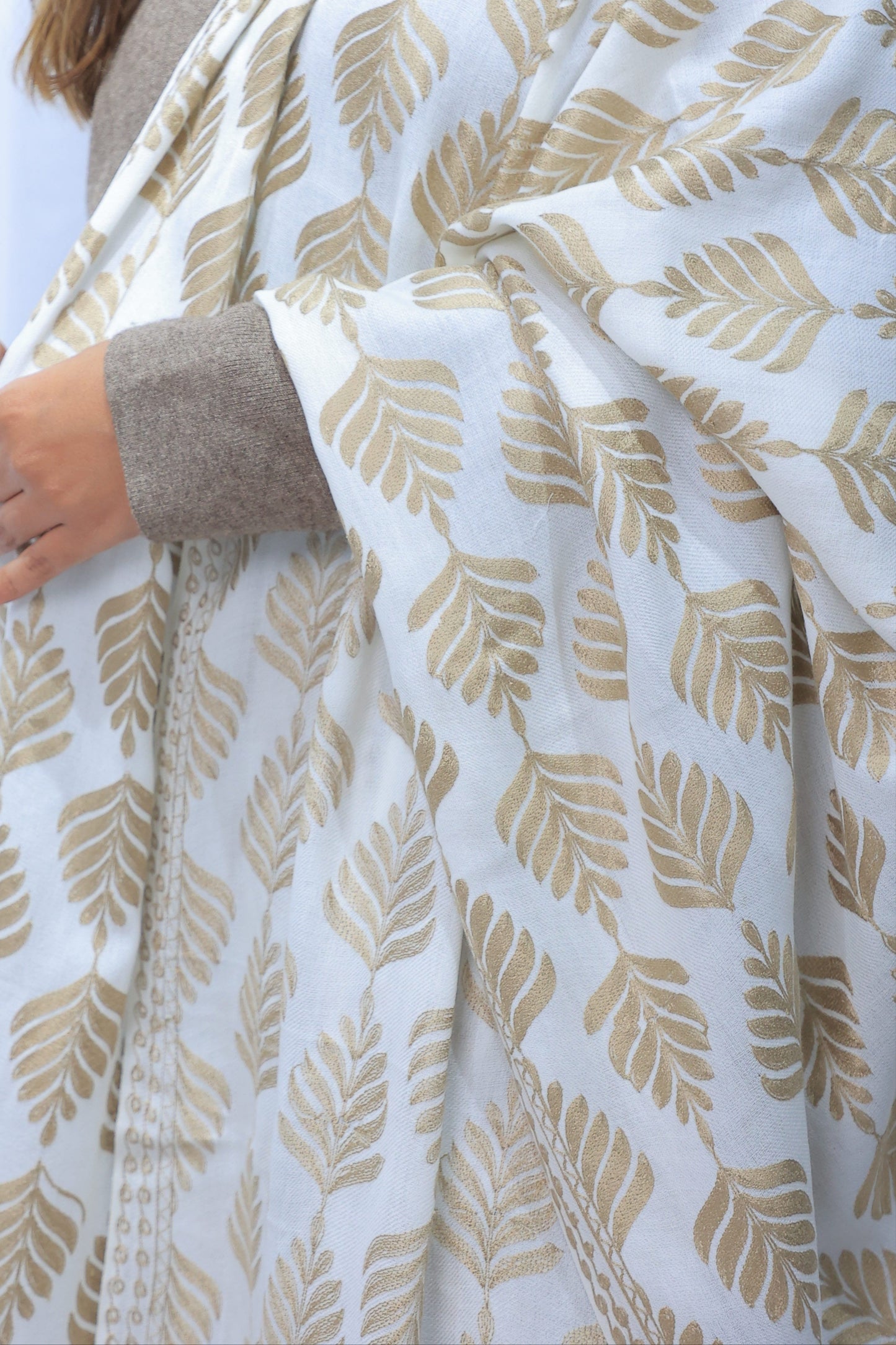 NEW Pure Elegant Luxury Beautiful Winter Shawl Shaal Classy Floral flora leaves laurel Prestigious Damask branch nature Patterns Accessories one of a kind brown white beige