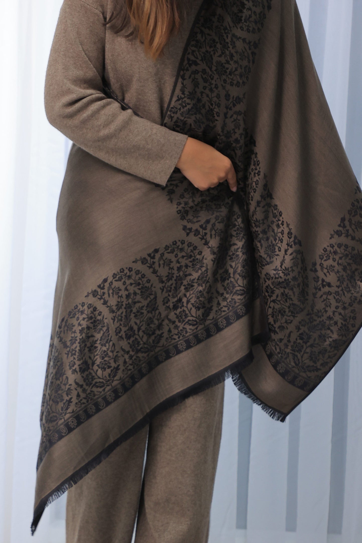 NEW Black Golden gold silver silk Clean Elegant Luxury Beautiful Winter Shawl Shaal Classy Prestigious Floral Stunning 2 sided double multipurpose style Paisley Patterns Accessories