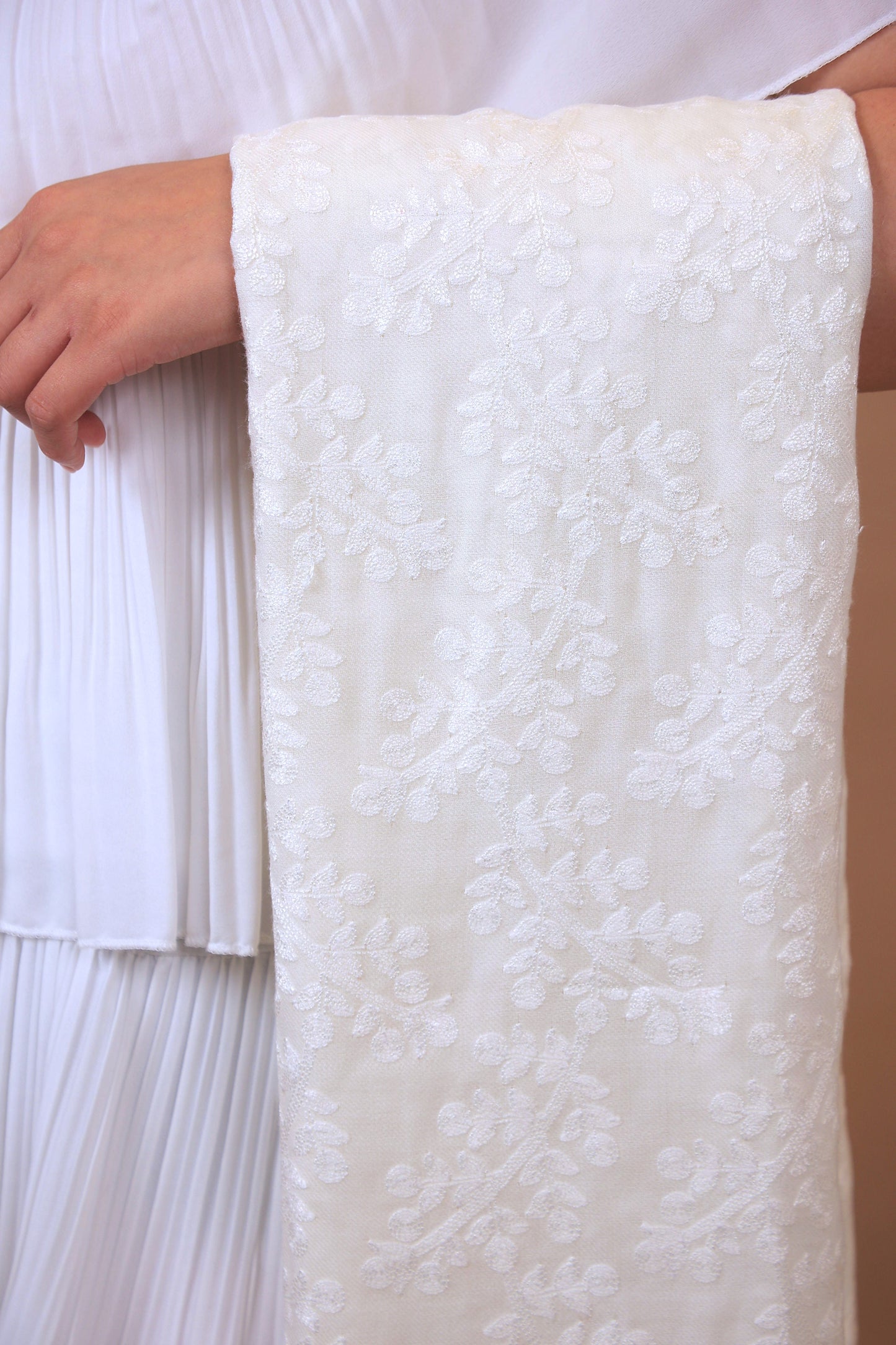 NEW Pure White Clean Elegant Luxury Beautiful Winter Shawl Shaal Classy Circle Prestigious Damask Patterns Accessories Floral Flower Bouquet Gift One of A Kind Design Rare Unique