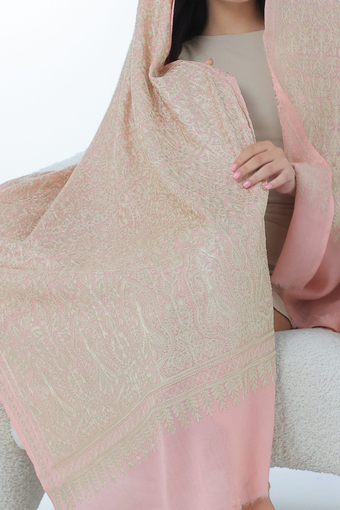 Golden white pink Elegant Shawl Beautiful Kuwait
NEW Pure Gold White Elegant Luxury Beautiful Winter Shawl Shaal Classy Circle Prestigious Floral Flowers Golden Patterns Accessories One of A kind unique gift
