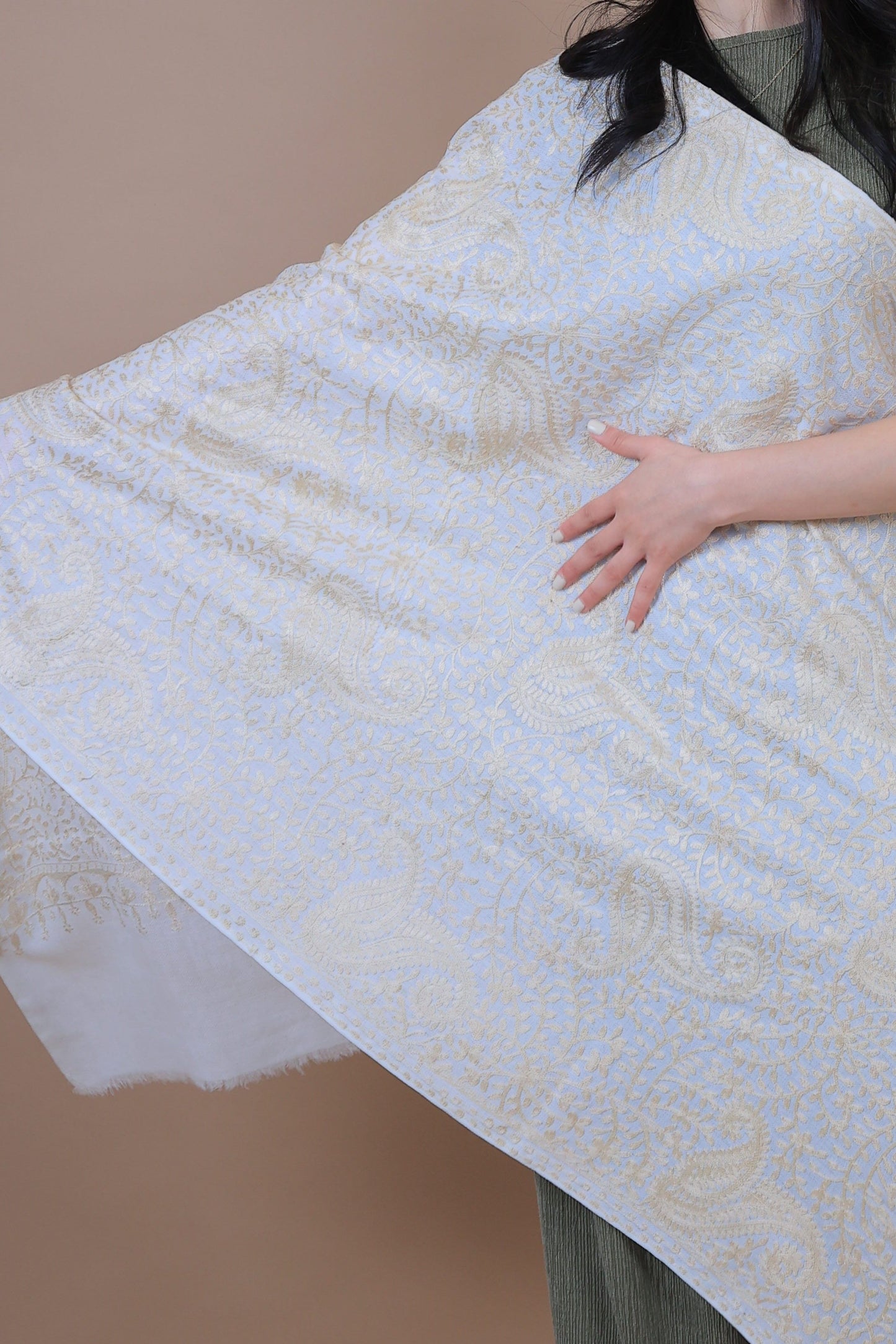 Golden White Elegant Shawl Beautiful Kuwait
Golden White Elegant Shawl Beautiful Kuwait
NEW Pure Gold White Elegant Luxury Beautiful Winter Shawl Shaal Classy Circle Prestigious Floral Flowers Golden Patterns Accessories One of A kind