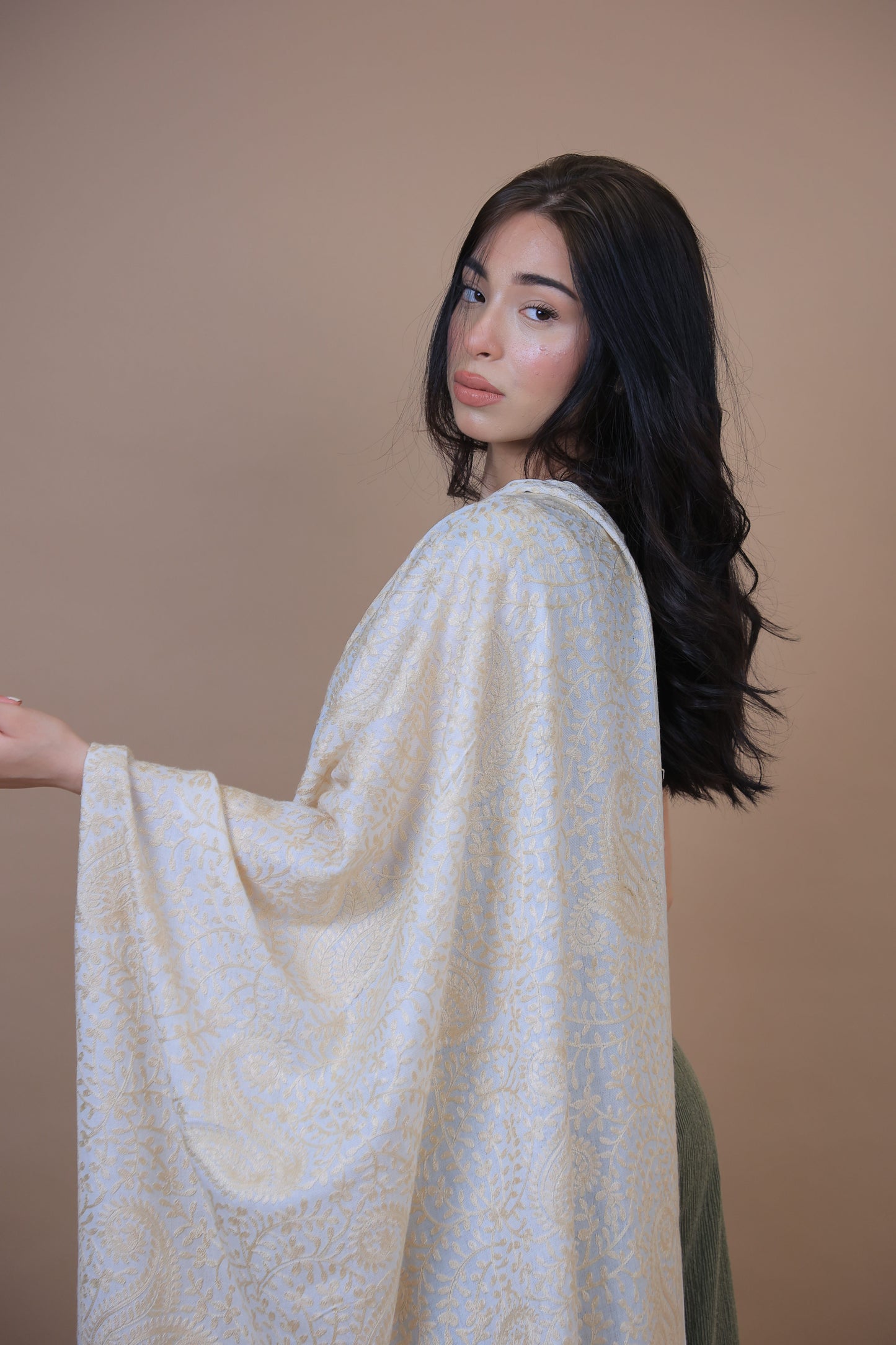 Golden White Elegant Shawl Beautiful Kuwait Golden White Elegant Shawl Beautiful Kuwait
NEW Pure Gold White Elegant Luxury Beautiful Winter Shawl Shaal Classy Circle Prestigious Floral Flowers Golden Patterns Accessories One of A kind