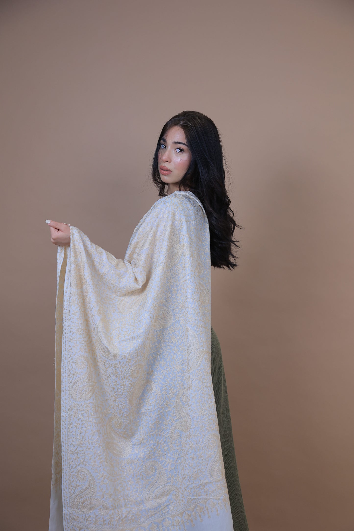 Golden White Elegant Shawl Beautiful Kuwait
NEW Pure Gold White Elegant Luxury Beautiful Winter Shawl Shaal Classy Circle Prestigious Floral Flowers Golden Patterns Accessories One of A kind