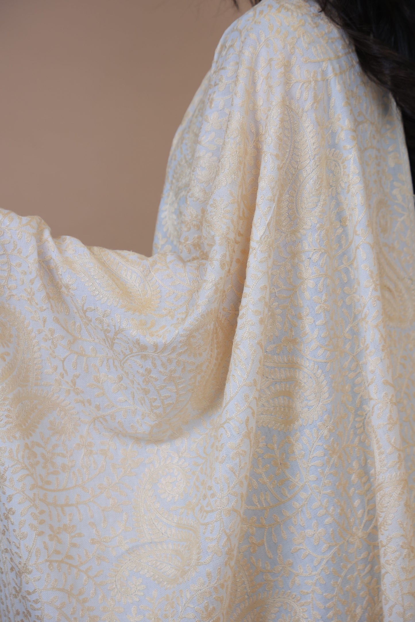 Golden White Elegant Shawl Beautiful Kuwait
Golden White Elegant Shawl Beautiful Kuwait
NEW Pure Gold White Elegant Luxury Beautiful Winter Shawl Shaal Classy Circle Prestigious Floral Flowers Golden Patterns Accessories One of A kind