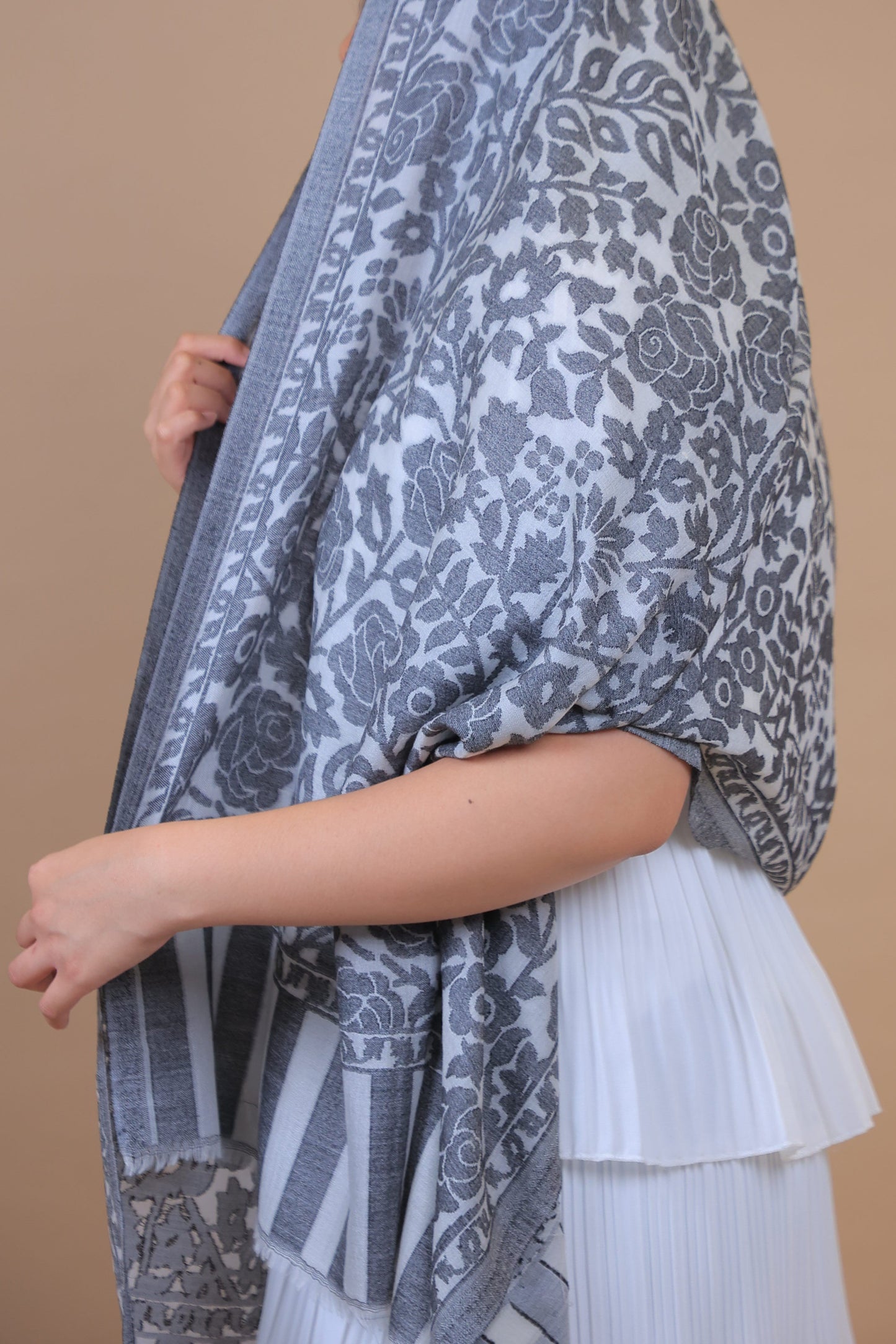 NEW Pure Satoosh Elegant Luxury Beautiful Winter Shawl Shaal Classy Circle Prestigious Damask paisley Patterns Accessories one of a kind GRAY SILVER white Rose Flower Floral Best