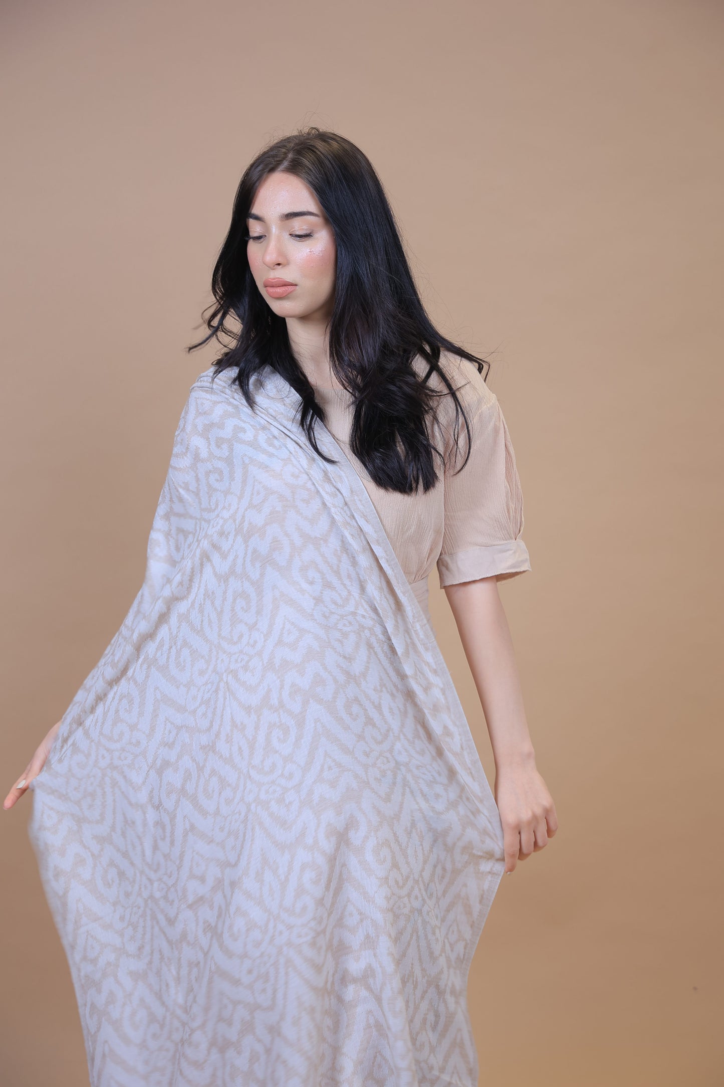 Pure Satoosh Elegant Shawl Kuwait Beautiful Timeless Accessories
NEW Pure Elegant Luxury Beautiful Winter Shawl Shaal Classy Floral flora leaves laurel Prestigious Desert waves dunes safari Patterns Accessories one of a kind brown white beige Pure Satoosh