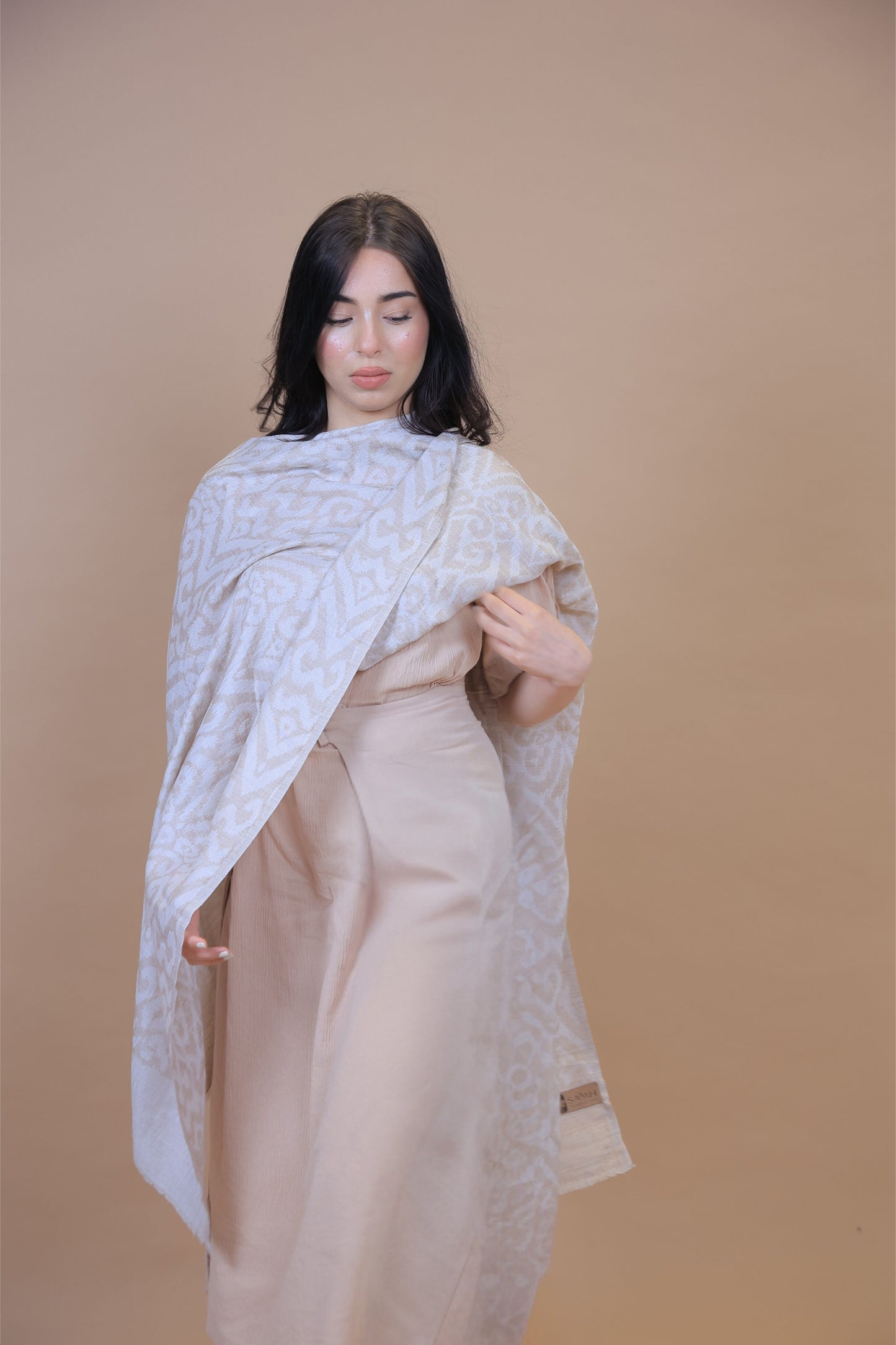 Pure Satoosh Elegant Shawl Kuwait Beautiful Timeless Accessories
NEW Pure Elegant Luxury Beautiful Winter Shawl Shaal Classy Floral flora leaves laurel Prestigious Desert waves dunes safari Patterns Accessories one of a kind brown white beige Pure Satoosh