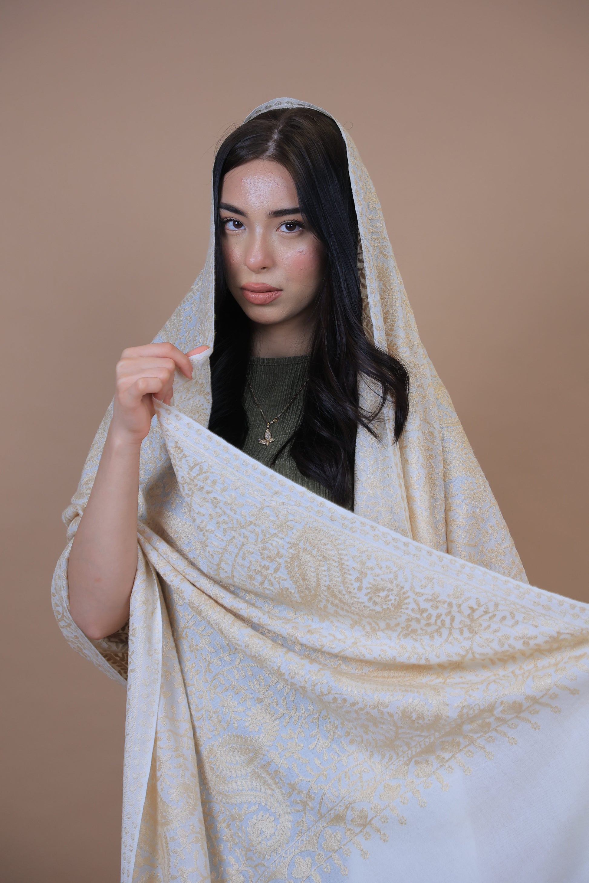 Golden White Elegant Shawl Beautiful Kuwait
 Golden White Elegant Shawl Beautiful Kuwait
NEW Pure Gold White Elegant Luxury Beautiful Winter Shawl Shaal Classy Circle Prestigious Floral Flowers Golden Patterns Accessories One of A kind 