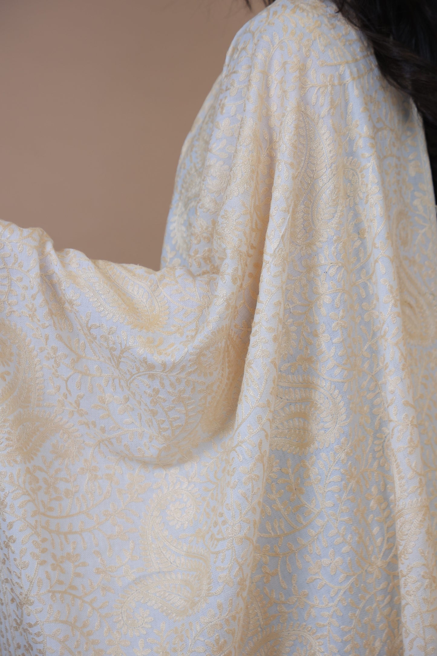 Golden White Elegant Shawl Beautiful Kuwait
Golden White Elegant Shawl Beautiful Kuwait
NEW Pure Gold White Elegant Luxury Beautiful Winter Shawl Shaal Classy Circle Prestigious Floral Flowers Golden Patterns Accessories One of A kind 